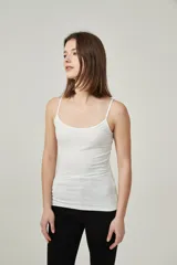 Musculosa de bretel fino color crudo, corte ajustado al cuerpo y escote redondo.