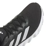 Championes de running Adidas modelo Switch Move, color negro con las icónicas tres tiras laterales en color blanco. Presentan una capellada de malla técnica transpirable y una entresuela de EVA con diseño ondulado que proporciona amortiguación y soporte.