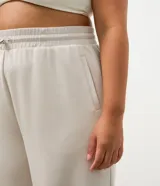 Pantalón deportivo de corte recto confeccionado en una mezcla de poliéster, modal y elastano. Presenta cintura elástica con cordón ajustable y detalle en rib, ofreciendo un calce cómodo y versátil.