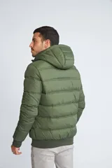 Campera puffer Mistral de hombre, color azul marino con cierre frontal y detalles en color rojo. Cuenta con capucha, puños elásticos y logo estampado en el pecho.