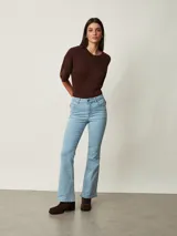 Pantalón de jean negro de corte flare, con tiro medio y bolsillos delanteros y traseros.