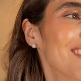 Aros tipo stud con perla de cultivo blanca y base de oro 18k.