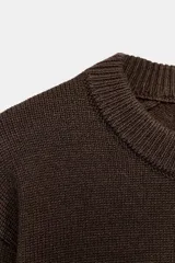 Jersey de punto con cuello redondo y manga larga, con terminaciones en tejido rib en cuello, puños y cintura.