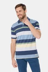 Remera polo de jersey de algodón con diseño de rayas horizontales en tonos azules, celestes, blancos, verdes y amarillos. Cuenta con cuello tipo polo, cierre frontal con botones personalizados y logo bordado en el pecho.