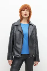 Remera celeste de algodón con escote bote y mangas 3/4 de poplin fruncidas con lazos.