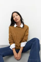 Sweater color marrón con cuello redondo y calados en cuello y mangas.