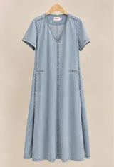 Vestido midi de denim negro lavado, de manga corta, con escote en V y bolsillos laterales.