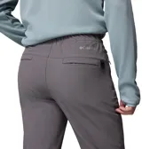 Pantalón de senderismo Columbia modelo Essential Hike para hombre, de color gris, con diseño ligero, elástico y tecnología de repelencia Omni-Shield. Cuenta con bolsillos con cremallera y dobladillo ajustable.
