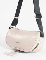 Riñonera de cuero vegano en color bordó con acabado brillante y efecto arrugado. Cuenta con dos compartimentos con cierre y correa ajustable de cinta negra.