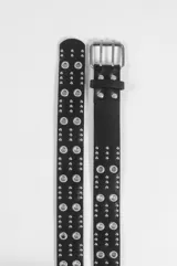 Cinturón negro de cuero vegano con diseño de doble hilera de ojalillos metálicos y tachas decorativas, con hebilla de doble perno.