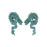 Par de aros con forma de dragón chino color rojo con detalles en plateado.