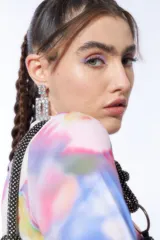 Aros colgantes plateados con forma rectangular y apliques de strass.