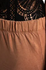 Falda midi color marrón, de algodón peinado, con cintura elástica y tajo lateral.