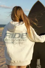 Hoodie blanco natural con capucha y estampa en la espalda con la leyenda "RIDE glassywaves", corte oversize y mangas largas.