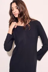 Vestido corto negro de viscosa con elastano, corte recto y mangas largas.