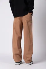 Pantalon de corte baggy con diseño amplio y relajado, confeccionado en gabardina color tostado.