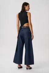 Pantalón de jean azul oscuro, de corte ancho y tiro alto.