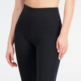 Calza larga deportiva New Balance Essentials Cotton Spandex Tight, color negro, con cintura alta y logo estampado en la pantorrilla.