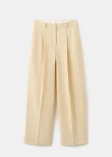 Pantalón de traje de tiro medio color amarillo claro, con diseño recto, bolsillos laterales y trabillas para cinturón. Confeccionado en mezcla de lino, viscosa y lyocell.