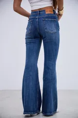 Jean de corte oxford con tiro medio-alto, confeccionado en denim azul con costuras verticales frontales que estilizan la silueta.