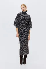 Buzo de punto jacquard con estampado de leopardo, corte holgado, cuello redondo acanalado, hombros caídos y mangas al codo.