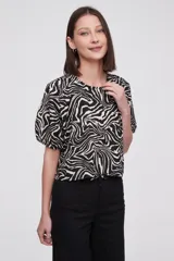 Blusa de algodón con estampado animal print tipo cebra, cuello redondo y mangas cortas abullonadas con diseño de globo.