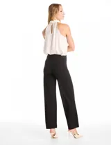 Pantalón palazzo de tiro alto con corte amplio y costuras verticales frontales que estilizan la silueta. Presenta una cintura lisa y estructura fluida.