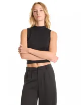 Top sin mangas color marrón con brillo, de cuello alto y corte ajustado.