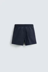 Bañador de hombre color azul marino, confeccionado en tejido técnico, con cintura elástica ajustable mediante cordón. Presenta bolsillos laterales y un bolsillo trasero de plastrón. Incluye forro interior.