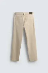 Pantalón de corte recto confeccionado en tejido de algodón con elasticidad. Presenta diseño de cinco bolsillos, cierre frontal con cremallera y botón.