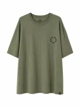 Remera oversize verde militar con pequeño estampado circular negro en el pecho y cuello redondo.