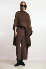 Pantalón culotte negro de tiro medio con trabillas y cinturón fino efecto piel con hebilla metálica. Presenta raya planchada y cierre de cremallera oculta en la costura.