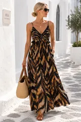 Vestido largo blanco con tirantes finos, escote en V con detalles de encaje y estampado barroco en tonos azules, amarillos y verdes.