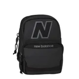 Bandolera pequeña New Balance color negro, con diseño compacto y deportivo. Cuenta con dos compartimentos principales con cierre, logo 'N' grande en la parte superior y nombre de la marca en el bolsillo frontal. Incluye correa ajustable para llevar al hombro o cruzada.