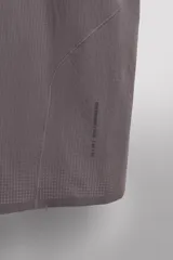 Camiseta de entrenamiento de corte relajado, confeccionada en tejido técnico ligero y elástico con textura microperforada. Presenta cuello redondo, manga corta y costuras termofijadas.
