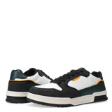 Championes urbanos de estilo retro, con paneles en color blanco, negro y verde oscuro. Presentan cierre mediante cordones negros, suela de goma con plataforma y detalle de etiqueta naranja en el lateral.