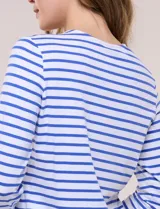Remera semi entallada de algodón con elastano, con estampado de rayas horizontales blancas y rosadas, escote bote y mangas tres cuartos de corte raglán.