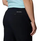 Pantalón Columbia Cedar Crest Pant Omni-Shade negro de corte recto, con cintura elástica y tecnología que repele la humedad y protege del sol.