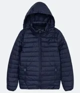 Campera ultraliviana de poliamida color gris claro, con cuello alto y cierre delantero.