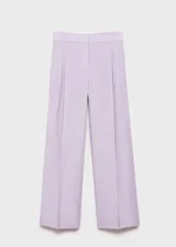 Pantalón wide leg de tiro medio con diseño de rayas verticales finas en color lila. Presenta bolsillos laterales, bolsillos traseros de ribete, trabillas para cinturón y cierre frontal oculto con botón, gancho y cremallera.
