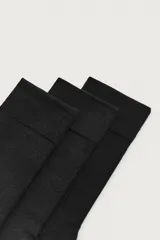 Pack de tres pares de medias de algodón, diseño liso con puño elástico acanalado.
