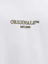 Remera blanca de manga corta con pequeño estampado frontal centrado que dice "ORIGINALS" y "EST. 1990".