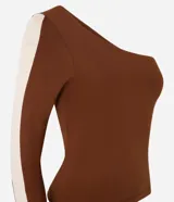 Blusa deportiva de microfibra color marrón, con escote asimétrico de un solo hombro y manga larga con recorte contrastante color beige.