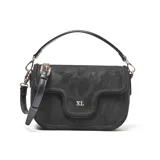 Bandolera de símil gamuza color negro, con solapa frontal y cierre magnético. Presenta un detalle frontal con el logo "XL" en dorado. Incluye un asa corta desmontable y una correa larga regulable y desmontable. Cuenta con herrajes metálicos dorados y un bolsillo interno con cierre.