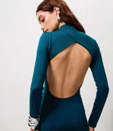 Vestido midi de microfibra color verde azulado, con diseño ajustado al cuerpo, cuello alto, mangas largas y detalle de frunces laterales.