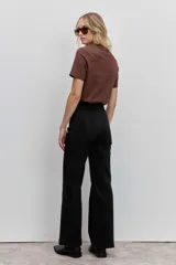 Remera negra de manga corta y cuello redondo, de corte holgado.