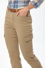 Pantalón cargo color beige, de corte recto, con bolsillos laterales con solapa y cinturón marrón.
