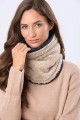 Cuello reversible de polar y sherpa color negro, con pequeño aplique de cuero sintético con logo grabado.