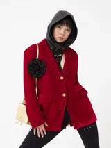 Blazer de terciopelo rojo, corte cuadrado y moderno, con botones dorados y forro interior.