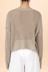 Suéter de punto calado en color gris claro, con diseño de tejido trenzado, cuello redondo, mangas largas y silueta corta y holgada.